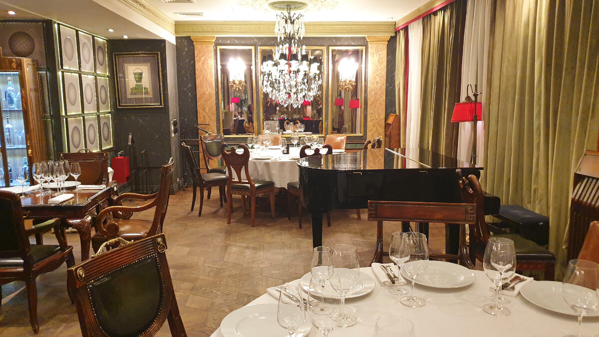 Общий вид зала с чёрным роялем