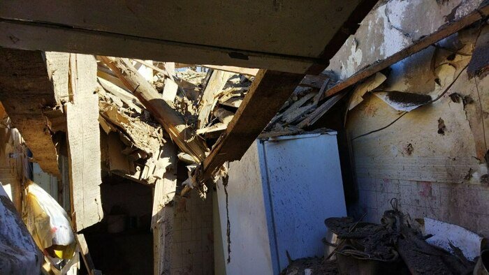 Дом после обстрела покинувшими посёлок нацистами в ЛНР