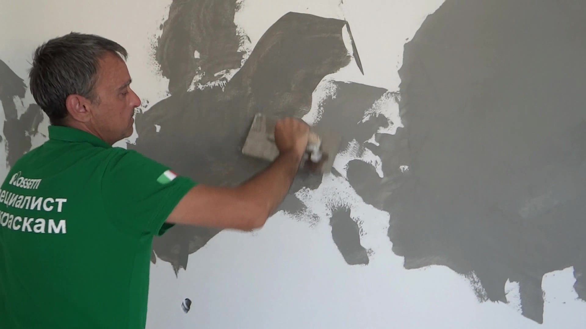 Ламинат вместо обоев и имитация мрамора из шпатлевки: 5 видео о нестандартной отделке стен