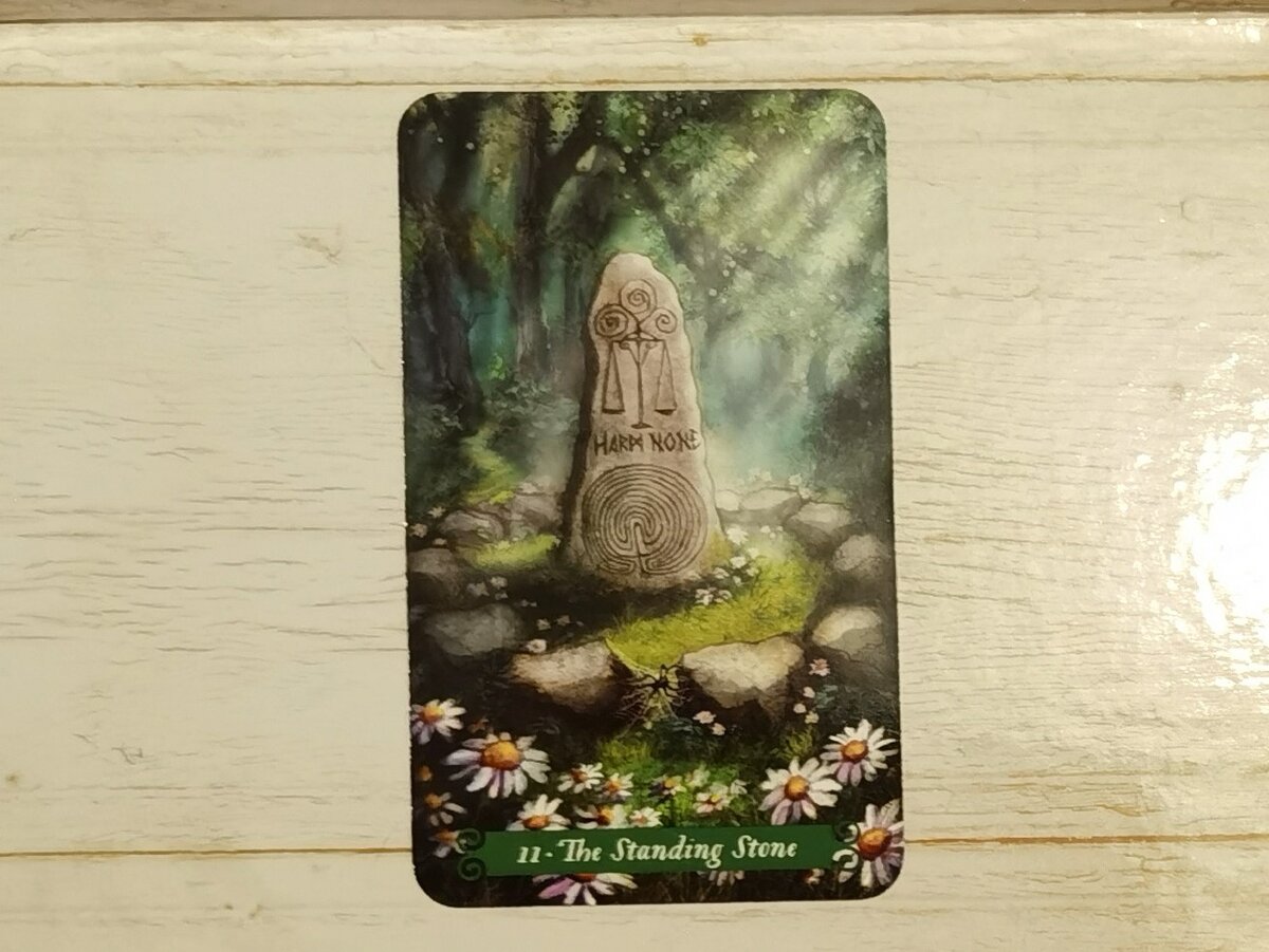 Аркан XI "Стоячий камень" ("The standing stone"), Green Witch Tarot