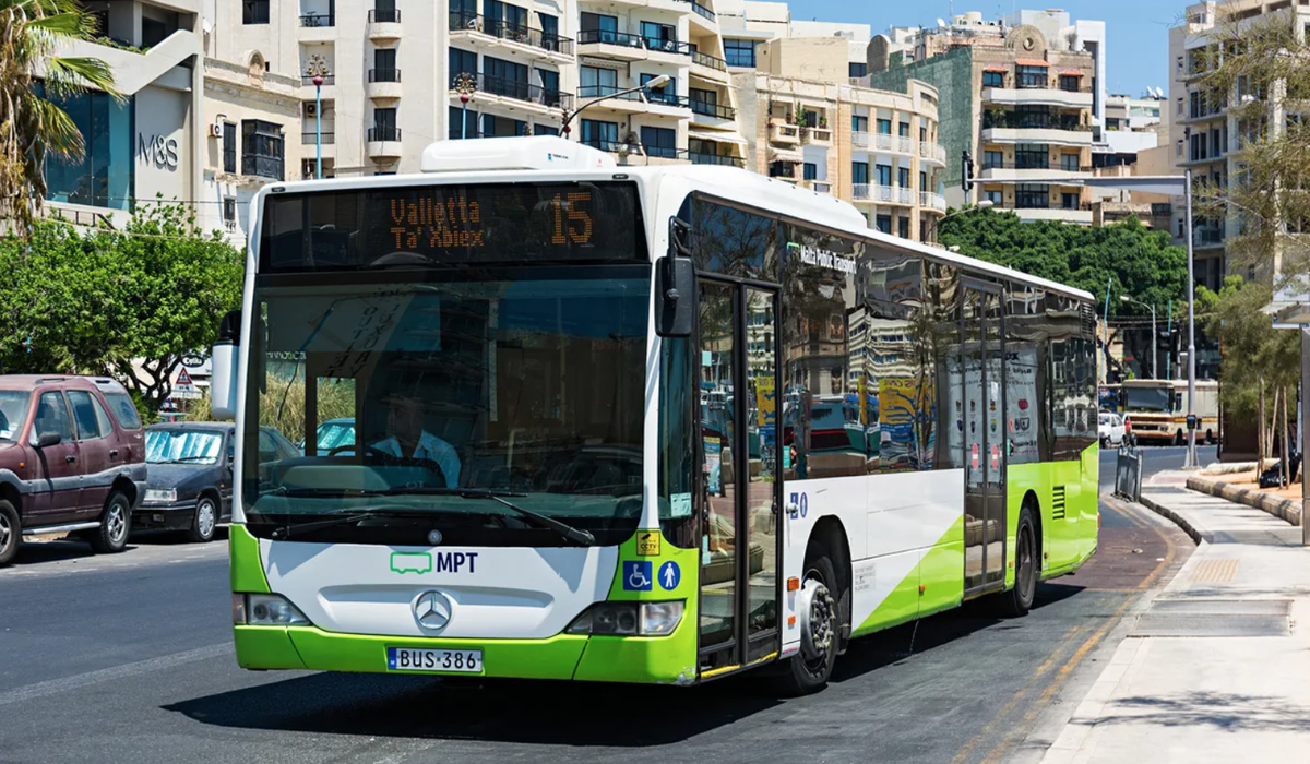 фотография современного автобуса на Мальте