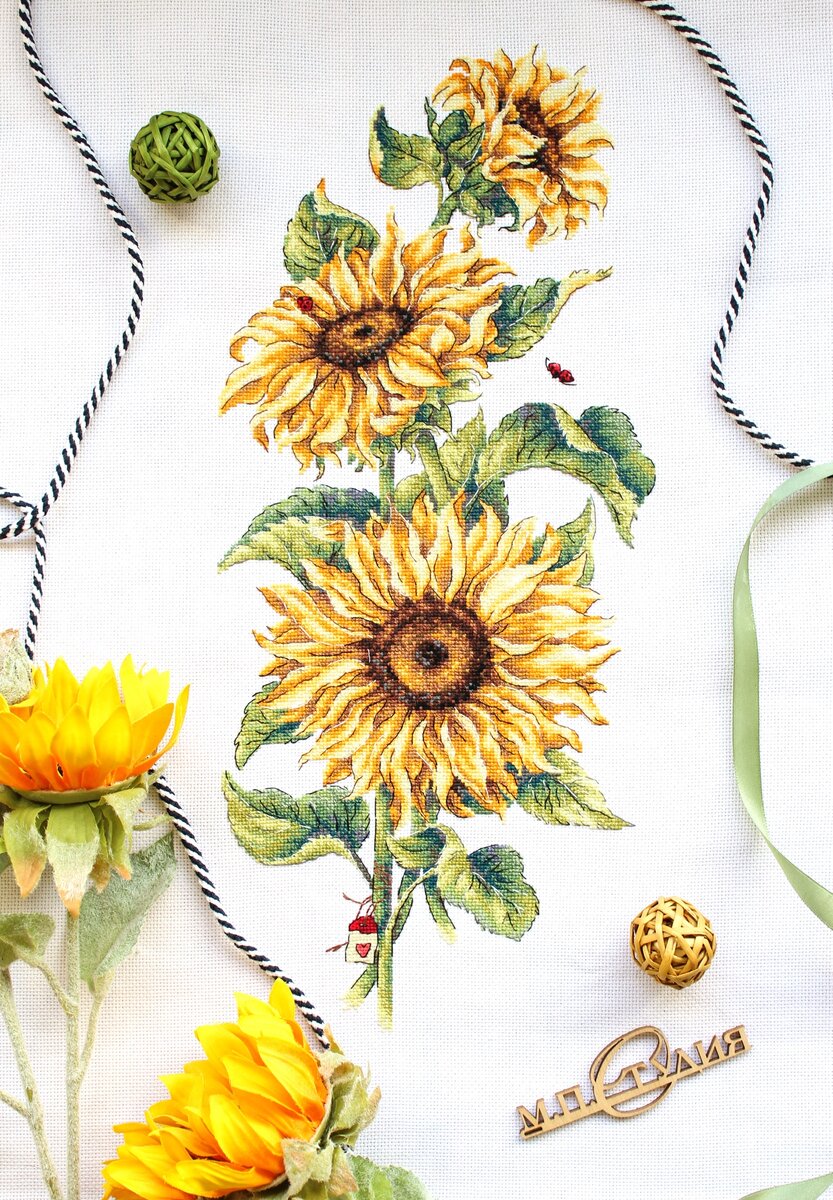 В состав набора входит: канва Aida 18 каунта, нитки мулине 23 цветов, разобранные на органайзере, игла, схема и руководство по вышиванию. Размер вышивки — 23*52 см.