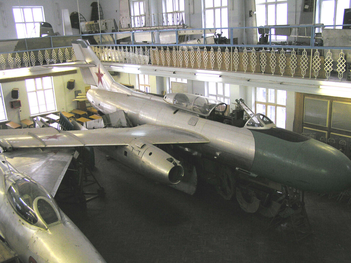 Всепогодный барражирующий перехватчик Як-25 сер. №0921 в Зале конструкций самолетов Харьковского авиационного института имени Н.Е. Жуковского. Фото: В. Богатов, С. Журавлев