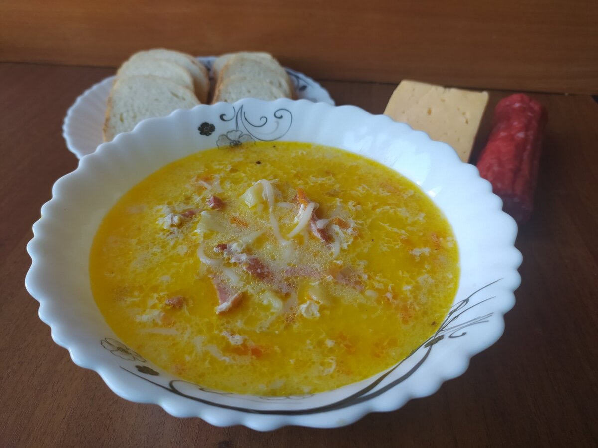 Быстрый суп с копченой колбасой, плавленым сыром и яйцами