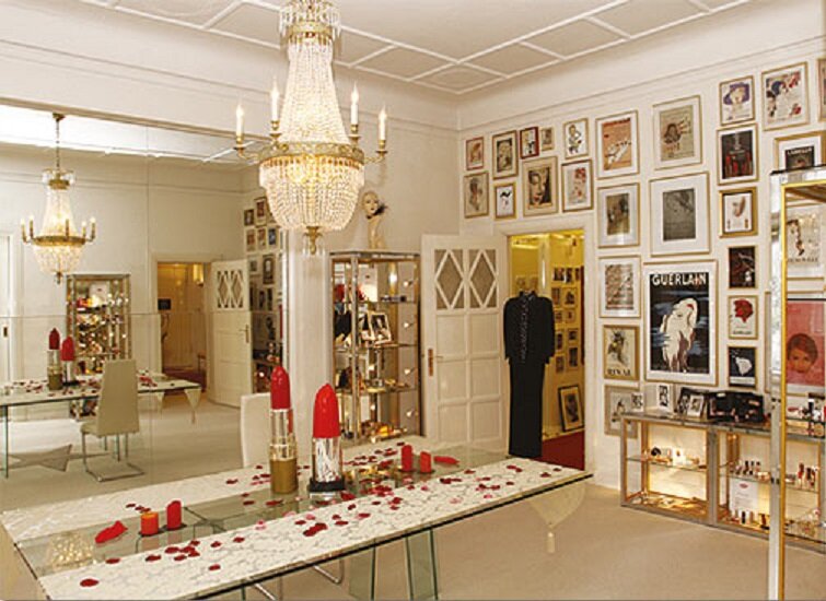 Экспозиция музея губной помады. 