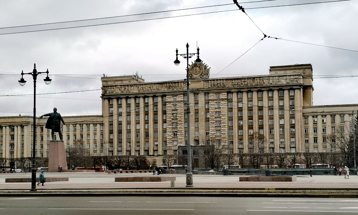 Сейчас здесь расположен бизнес- центр "Московский".