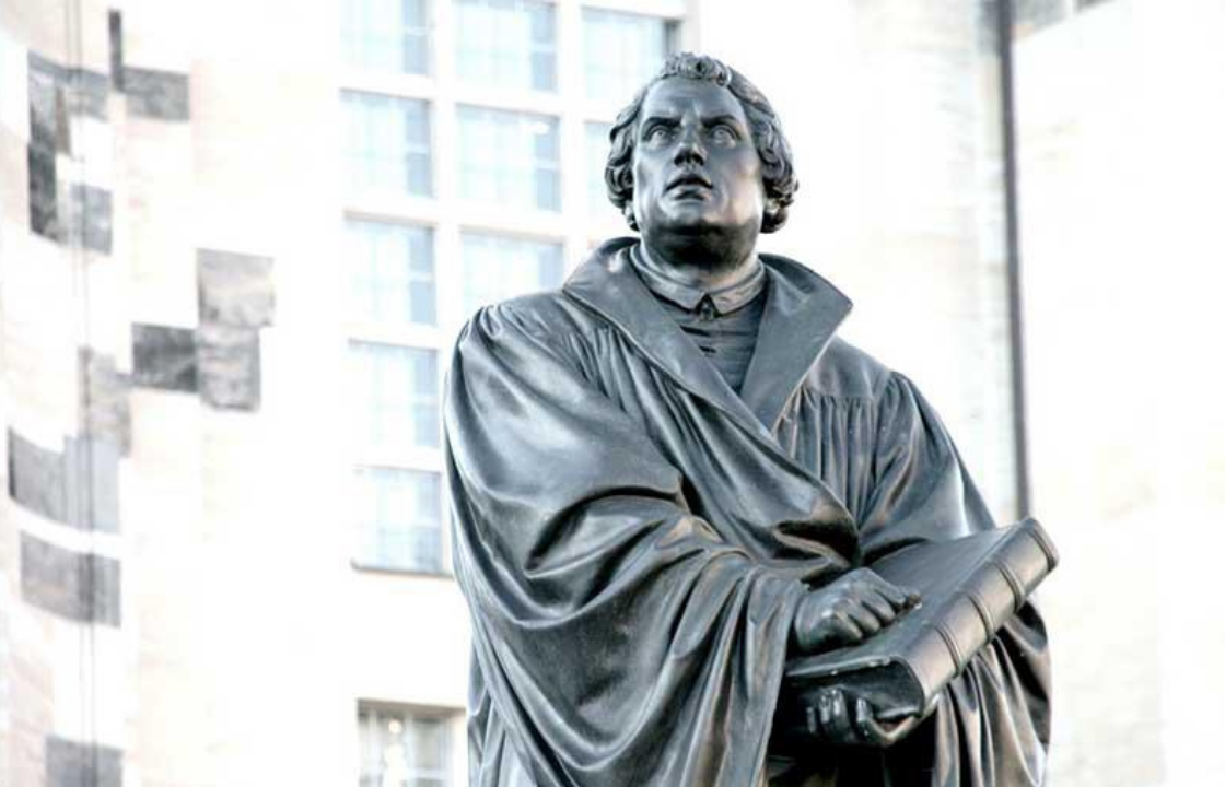 Мартин Лютер. Памятник в Дрездене. 
Установлен в 1885 году перед собором Фрауэнкирхе. Скульптор Эрнст Ритшель. 
