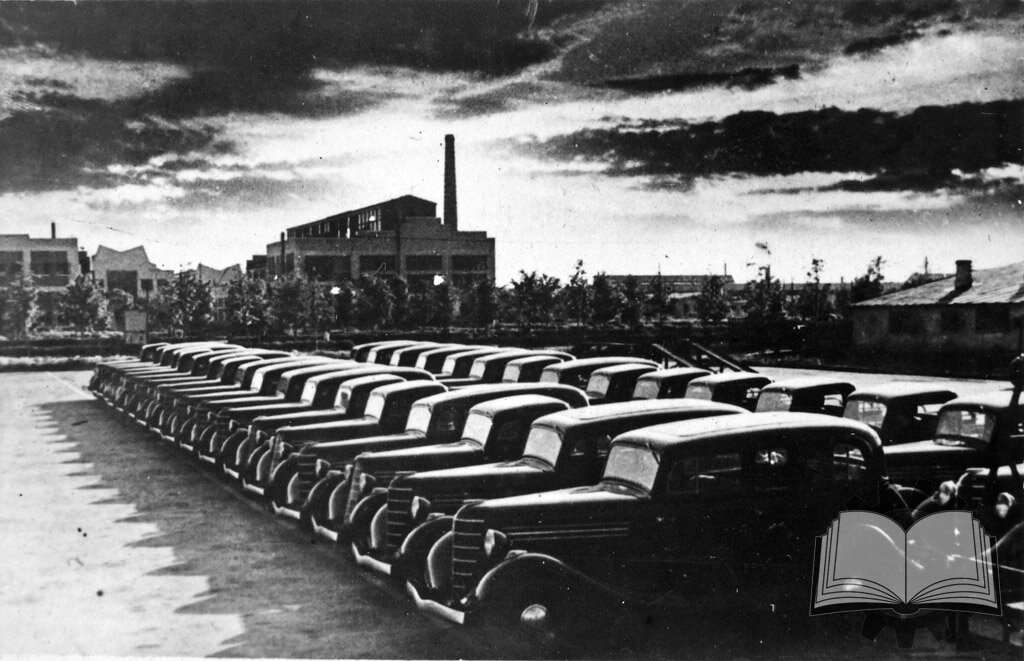 Линейка легковых автомобилей ГАЗ-11, лето 1941 года. Эти машины были одними из "потребителей" мотора ГАЗ-11, который позже пошел на Т-60.