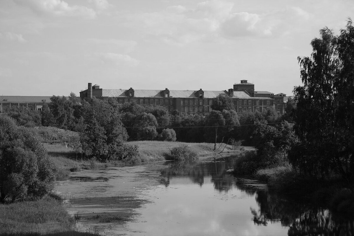 Фабрика КРАФ на берегу реки Воря. Фото из открытых источников