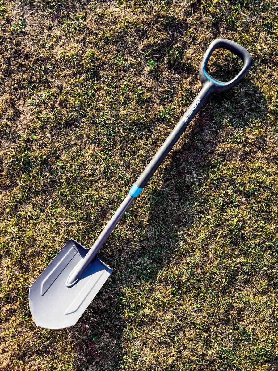 Штыковая лопата GARDENA ErgoLine 17012-20 идеально подходит для промерзшего, каменистого и глиняного грунта. 