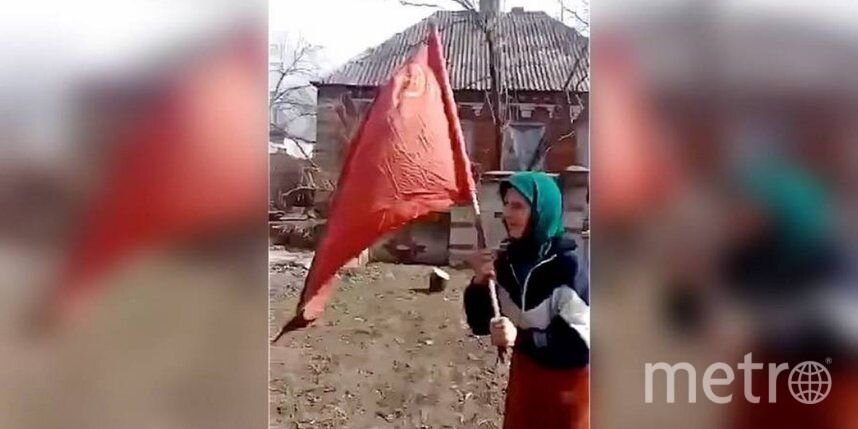 Бабушка с красным флагом