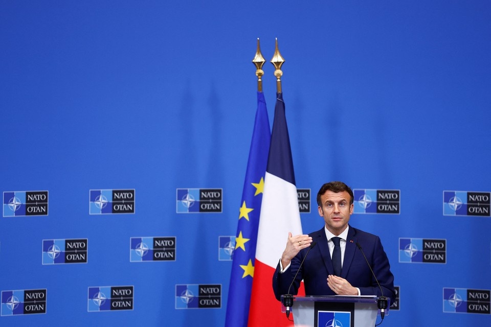     Макрон призвал сохранить мир в Европе и не допустить эскалации на Украине  REUTERS