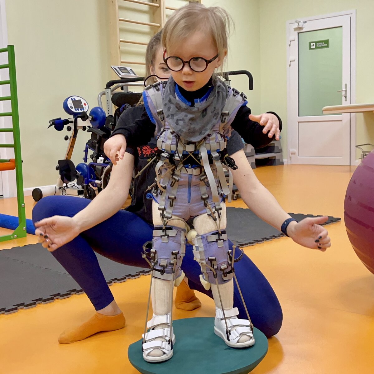 Каролина удерживает равновесие на перевёрнутой «черепахе»