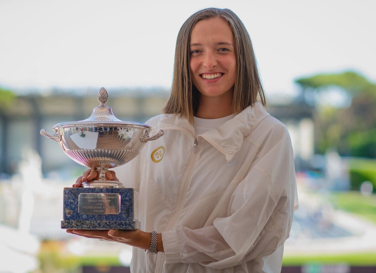 Ига Швёнтек с победным трофеем турнира в Риме