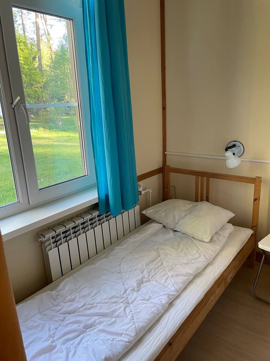 Жили мы по 8 человек в комнате, у каждого был свой небольшой уголок с кроватью, стулом и полочками. Друг друга мы не видели, только слышали, довольно комфортно.