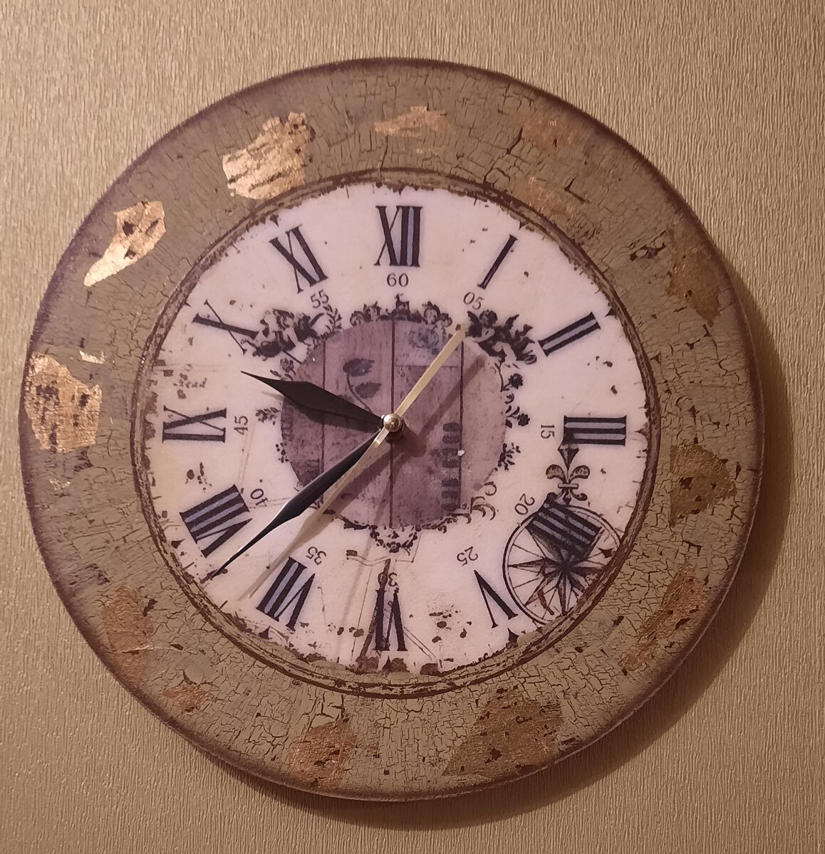 Вот такие часы в технике декупаж с элементами состаривания  сделала себе на работу.