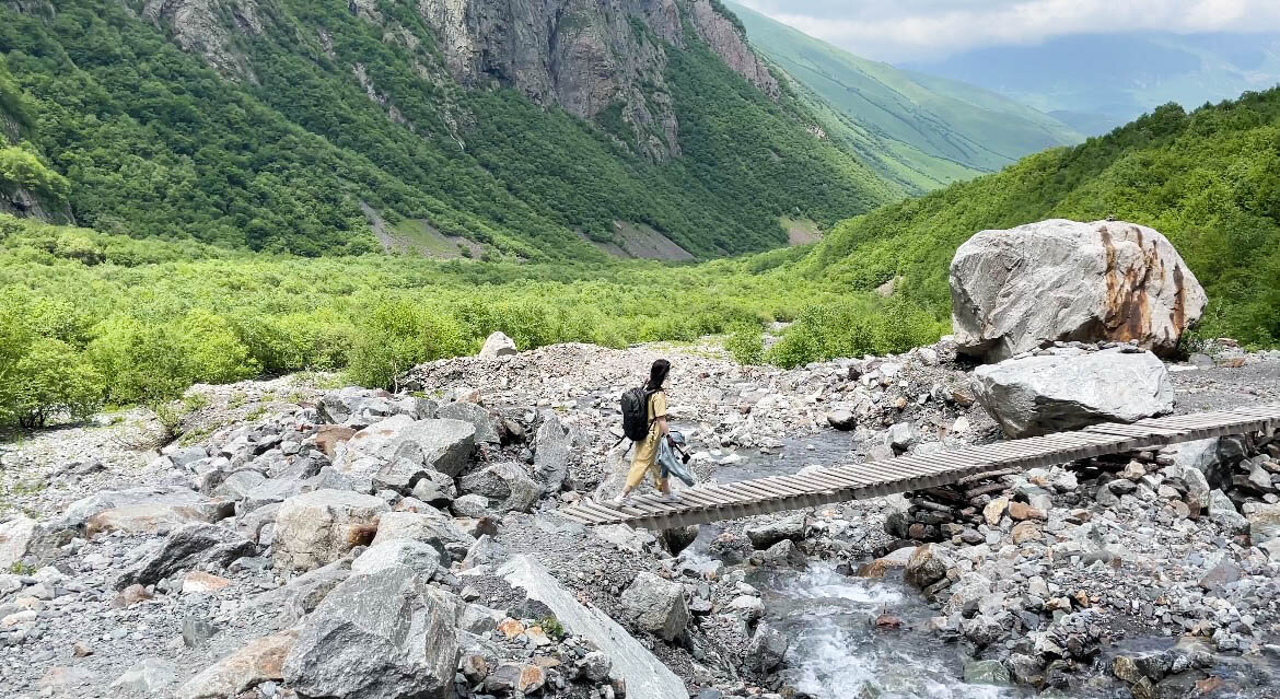 Это я бодро шагаю по деревянному мостику через реку:)