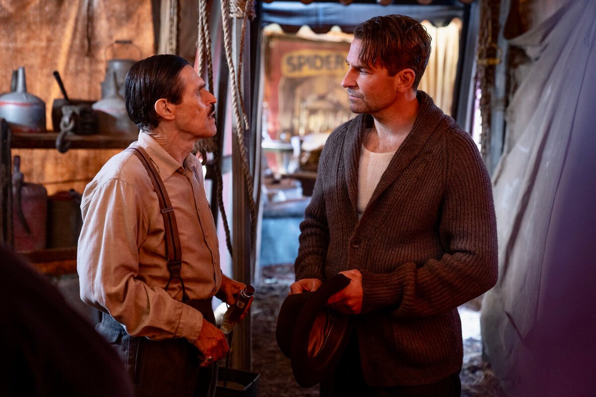 Брэдли Купер и Уиллем Дефо в фильме «Аллея кошмаров»