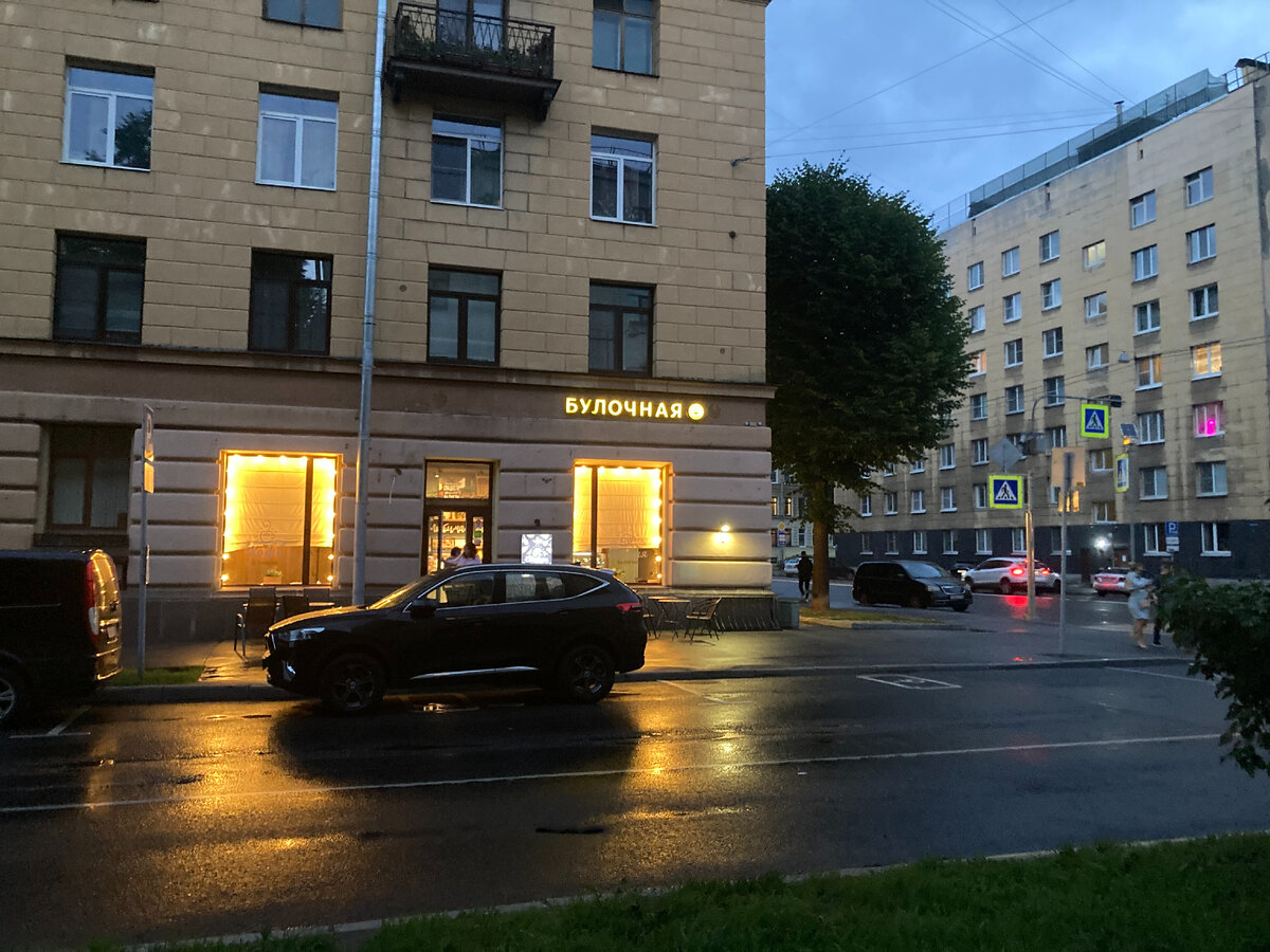 Вот это я из дома выбежала, сейчас направо поверну, и там меня машина ждёт!