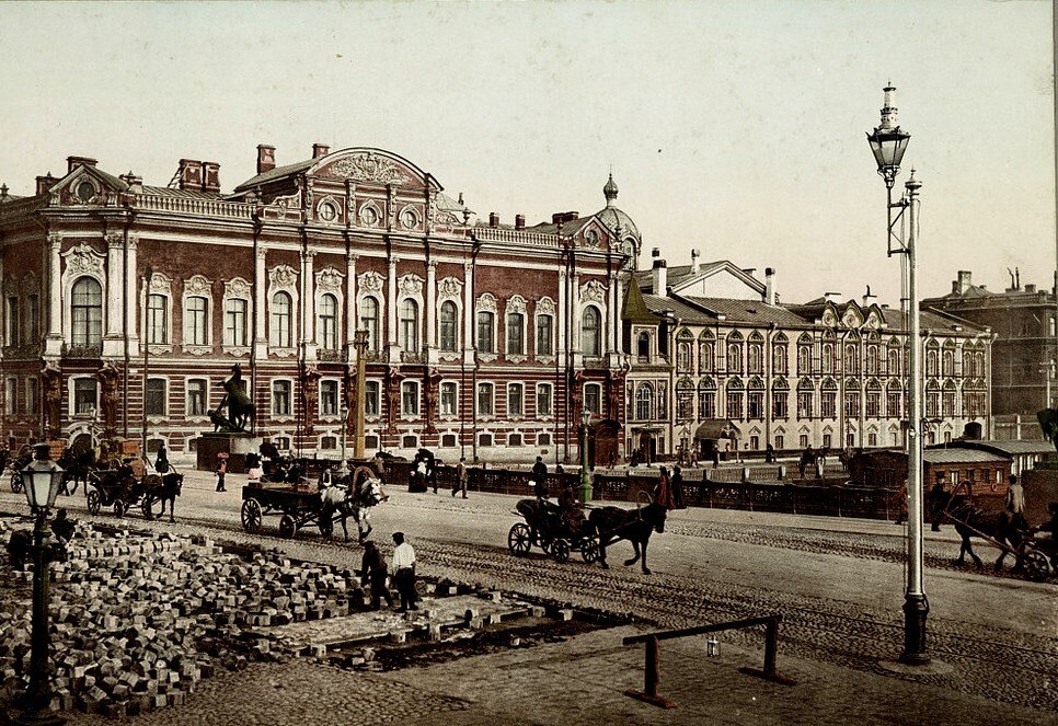 Аничков мост в Петербурге. Кажется, укладка бордюров -не только наш бич?