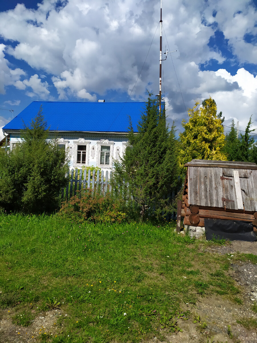 Такой украшенный дом порадовал нас.