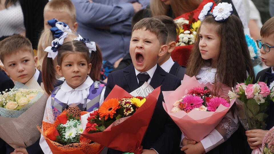 Линейка первоклассника 1 сентября. Первоклашки на линейке. Первоклашки на линейке 1 сентября. Школьники на линейке. Торжественная линейка 1 сентября.