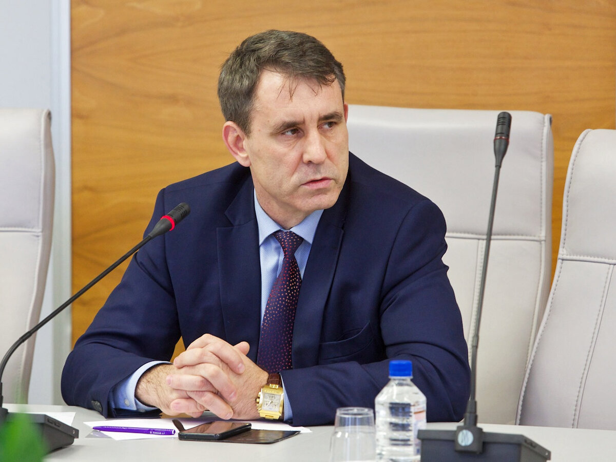     Сергей Еремин «привел» Войцеховского за собой из минтраса в администрацию города: сначала сделал его своим заместителем и главой департамента, а потом отправил руководить Центральным районом Красноярска