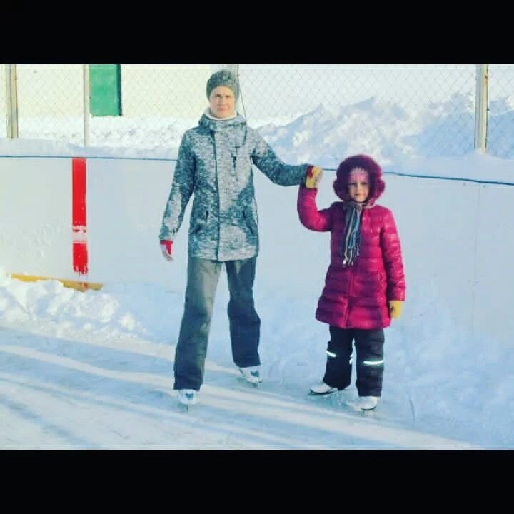 пока ждешь начала тренировки, можешь покататься на коньках. аренда 100 р - час, сам каток бесплатный. фото автора