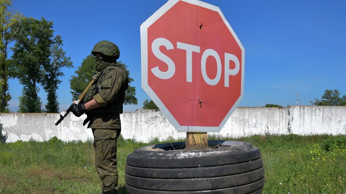    Блокпост Вооруженных сил РФ на въезде в населенный пункт в Харьковской области в зоне проведения специальной военной операции© РИА Новости / Кирилл Нортон
