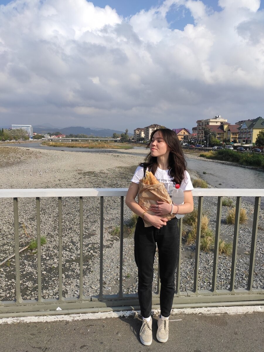 Жена на мосту через реку Мзымта, Адлер