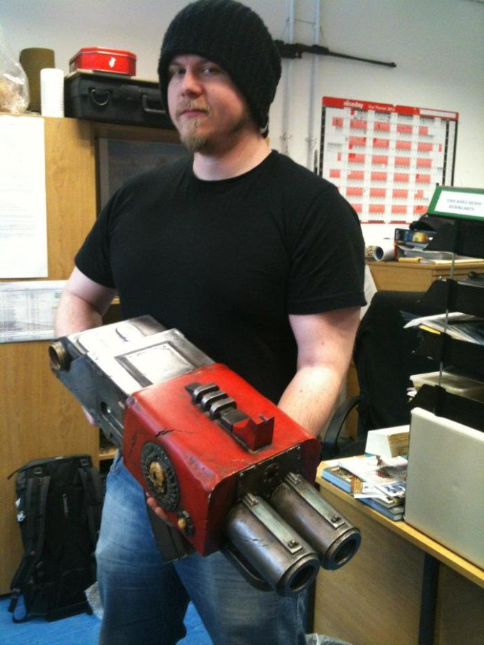 Вот он, этот суровый парень со штурмболтером...