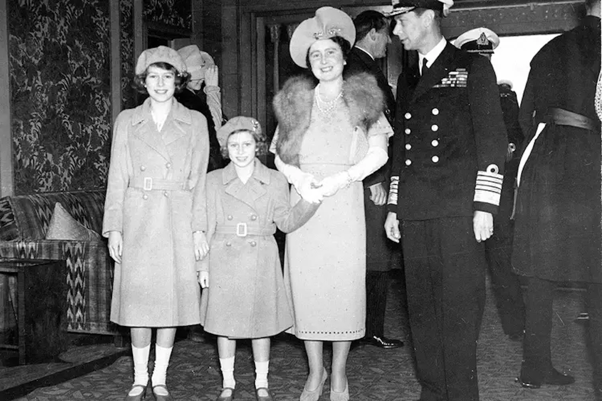 Принцесса Елизавета с родителями и младшей сестрой Маргарет