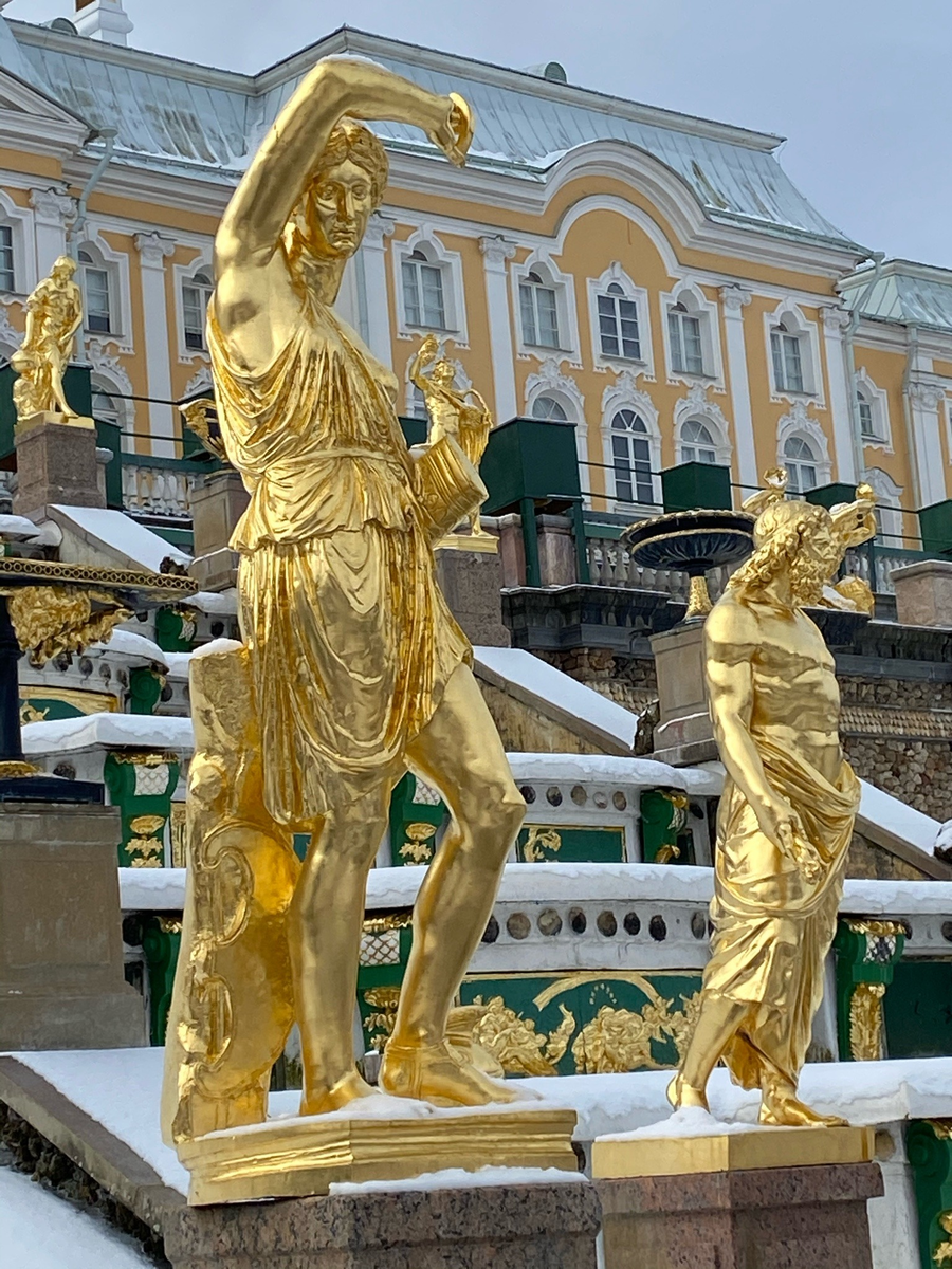 Каскады Петергофа — это уникальные архитектурно-скульптурные сооружения, которые остаются в памяти путешественника навсегда.