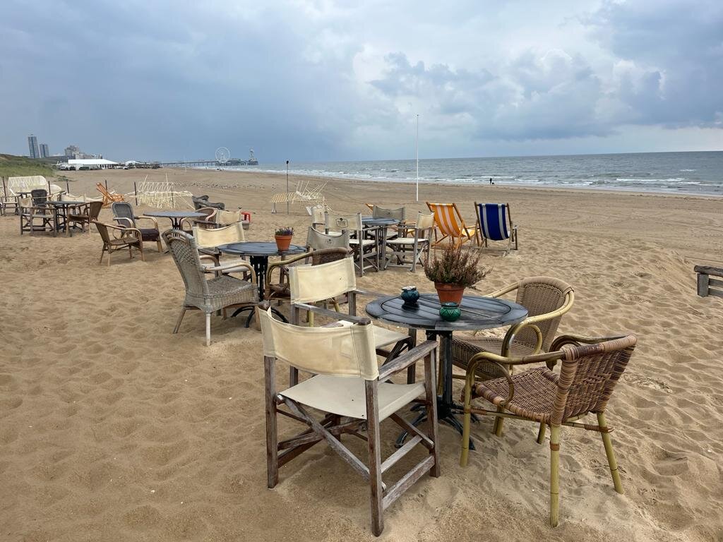 Скульптуры Тео рядом со столиками кафе