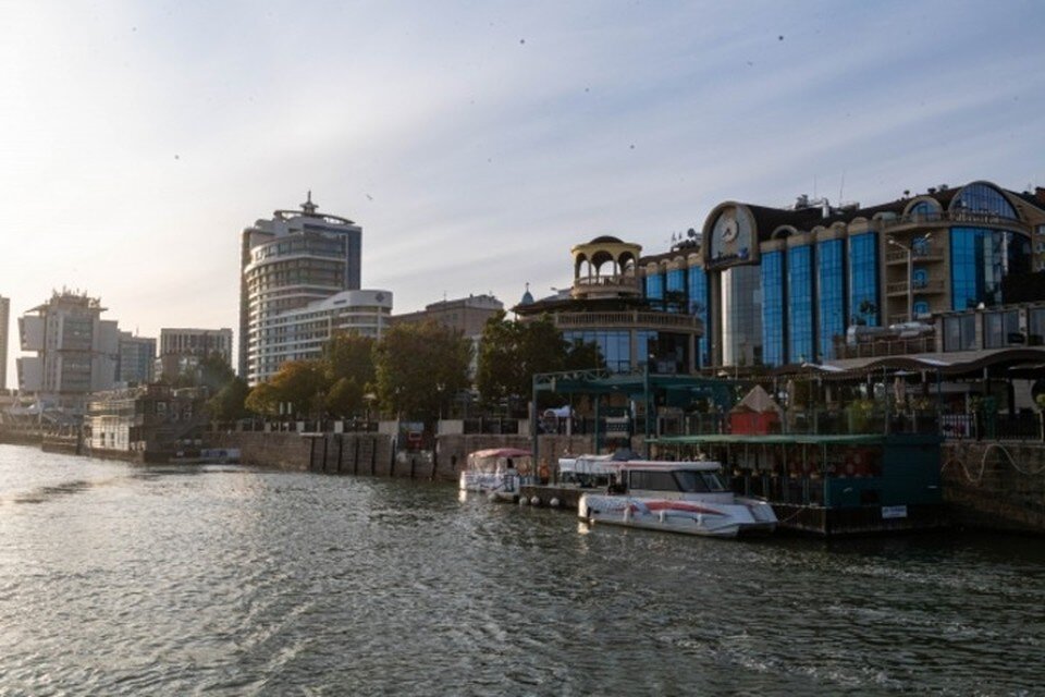     По плану в этот день на мероприятии должны были выступать известная певица Юлиана Караулова, Игорь Саруханов и популярная группа «Рондо». Михаил ФРОЛОВ
