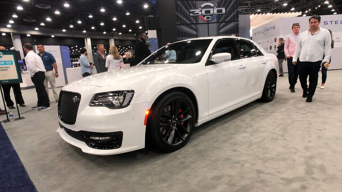 Chrysler представил 300C в качестве своей последней версии в автосалоне Детройта — с 6,4-литровым двигателем V8 HEMI под капотом.