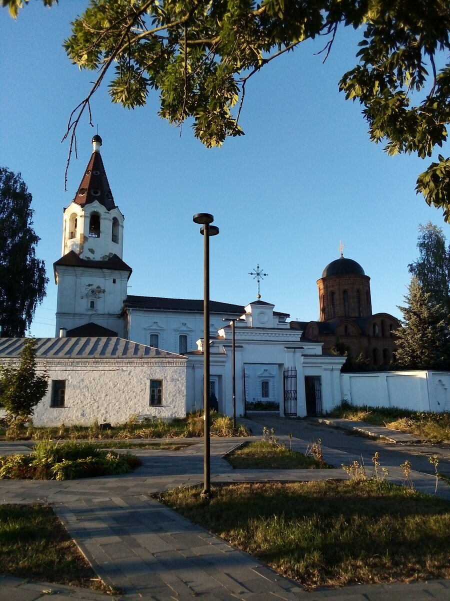 Смоленск. Справа - Церковь Петра и Павла (справа). Построена в 12-м веке. Храм Святой великомученицы Варвары (слева). Построен в 1753-м году.  Фото автора. 12.09.2022 г.