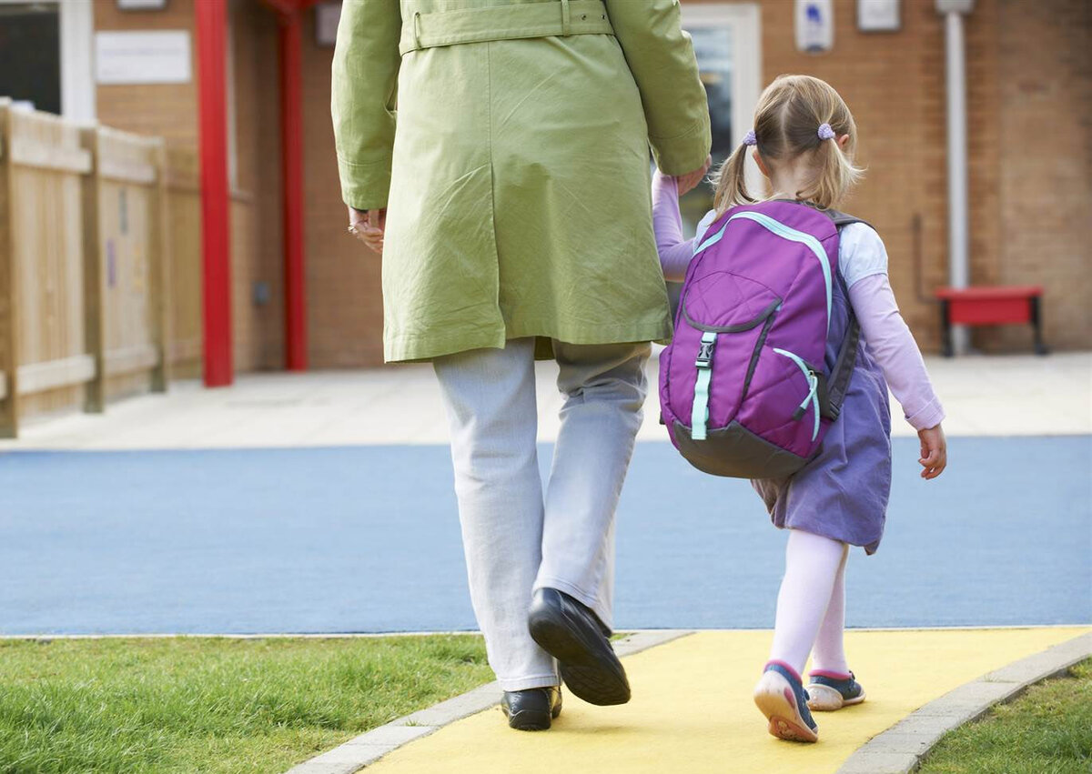 Мама провожает ребенка в школу. Девочка собирается в школу. Родители ведут ребенка в школу. Дочка в школе. Дети идут в школу со спины.