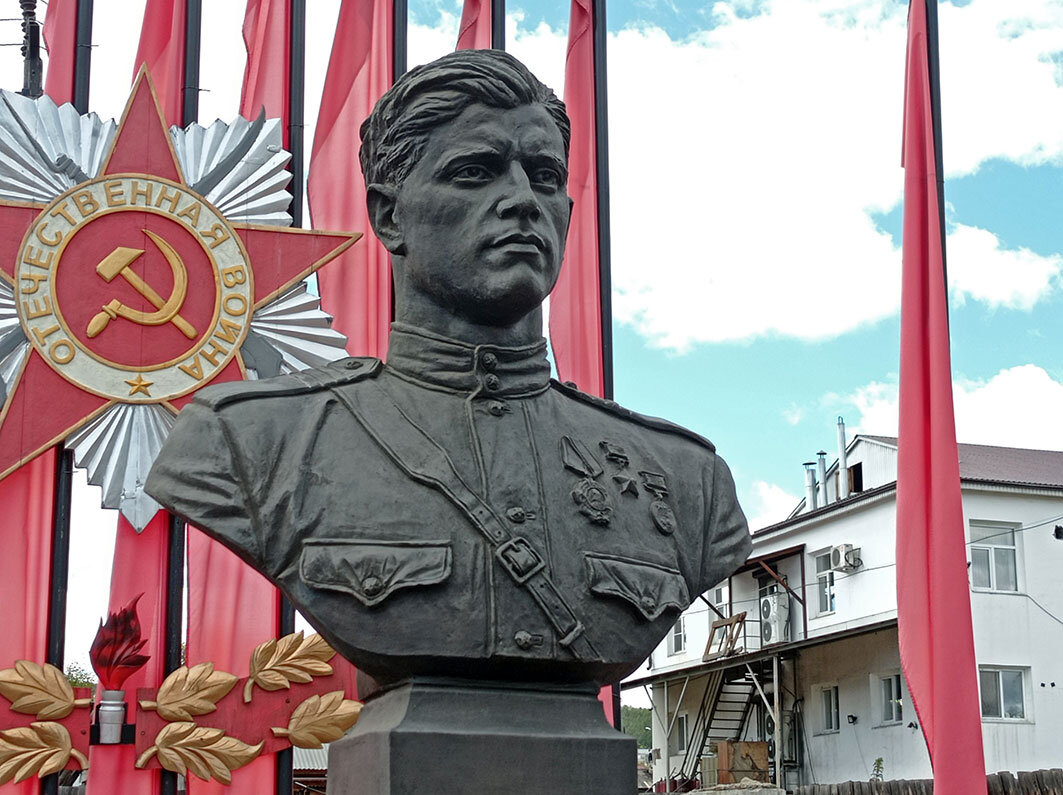 Бюст Павлу Баннову в Кяхте. Фото Бориса Слепнева