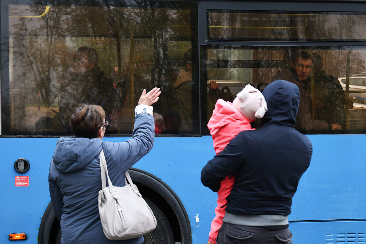 Проводы призывников в вооруженные силы РФ в рамках частичной мобилизации у военкомата Кунцевского района, 25 сентября 2022 года
Фото: Михаил Терещенко/ТАСС