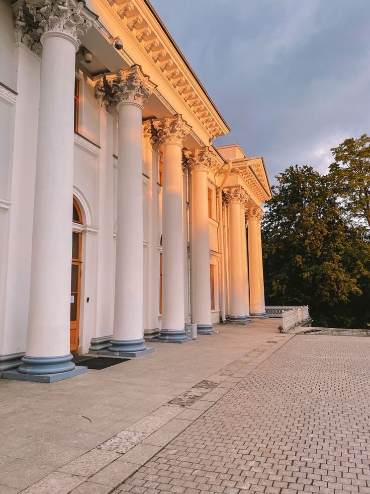 Иллюстрация старинного здания Петербурга.