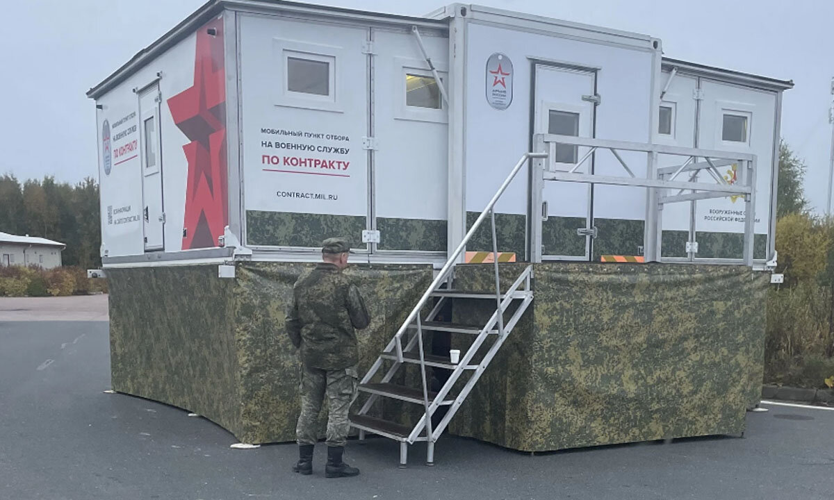 Мобильный военкомат у пункта пропуска «Торфяновка» на границе с Финляндией (29.09.2022). Фото: gubdaily.ru/wp-content/uploads/2022/09/voenkomat_1.jpg 