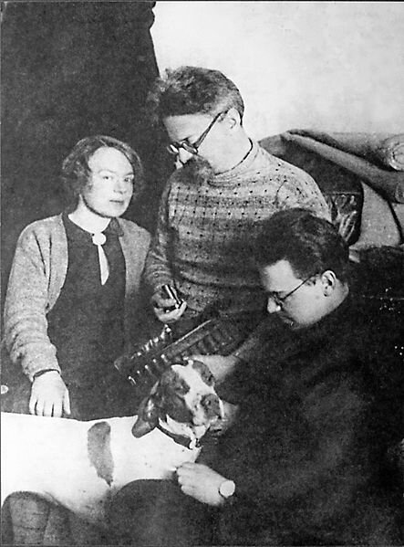 Троцкий с женой и сыном в ссылке. Источник: wikipedia.org