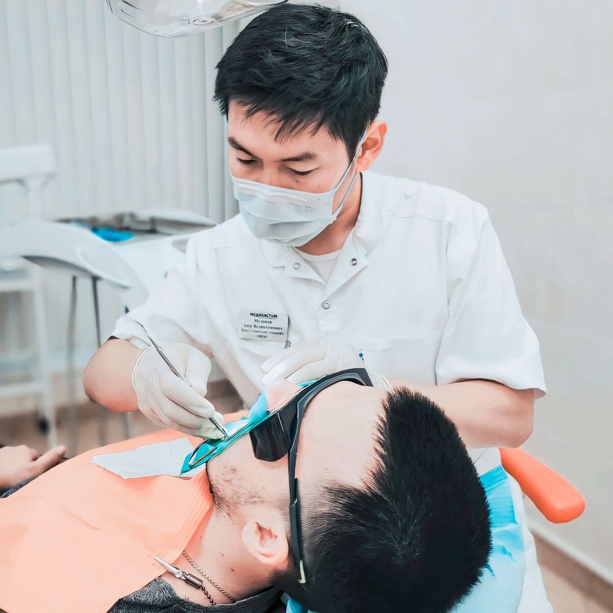 Если вы потеряли один или несколько зубов, но по прежнему не хотите отказываться от любимой пищи, если желаете сделать вашу внешность более привлекательной, обрести чувство уверенности в себе - Вам нужен имплантат.