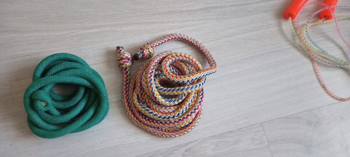 Такие скакалки можно сделать самим. Просто купите нужный отрез в строительном магазине и прижгите концы. Особой разницы нет. Фото автора