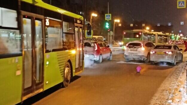     В областной столице 18 ноября около 19:00 произошла авария с участием внедорожника и машины Яндекс Go. По данным системы 2ГИС, автомобили перекрыли одну полосы движения на улице Республики.