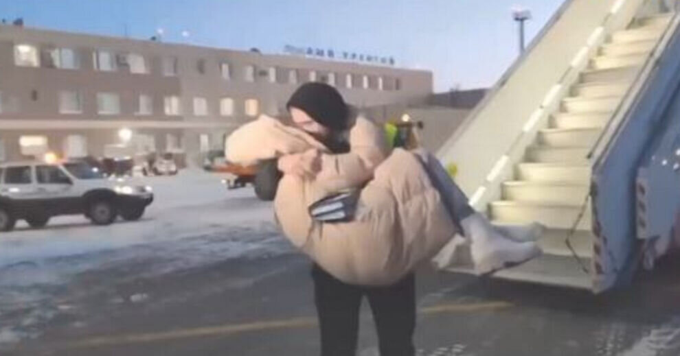    В Новом Уренгое сотрудник аэропорта сделал предложение возлюбленной у трапа самолета