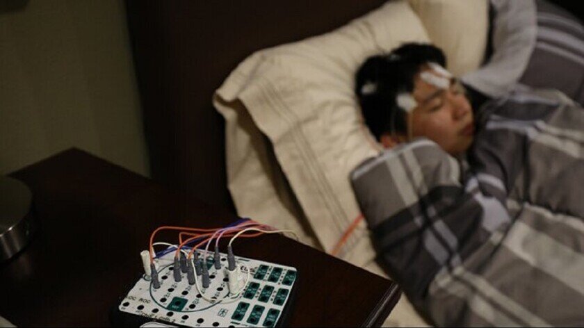    За участниками экспериментального исследования наблюдали во время сна, чтобы определить, влияет ли прослушивание музыка на физиологию ночного сна. Фото: Robert Rogers / Baylor University
