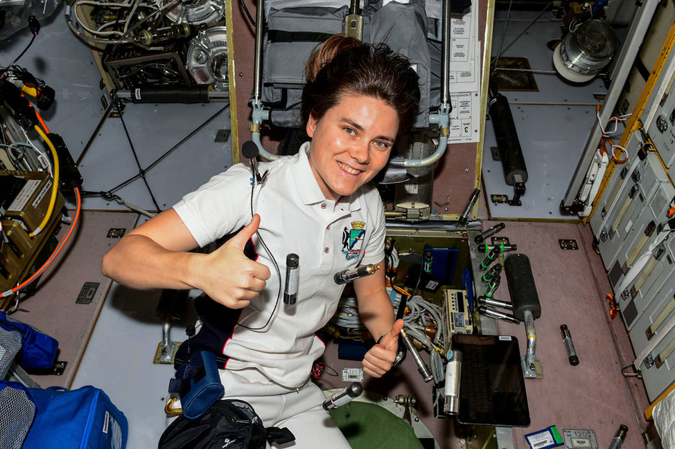 Анна Кикина размещает детекторы радиации эксперимента «Матрешка-Р» в модулях станции. Фото: nasa.blog.com