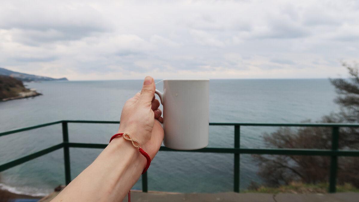 Вид на смотровой площадке на пляж "Черный бугор" или "Зеленый мыс"